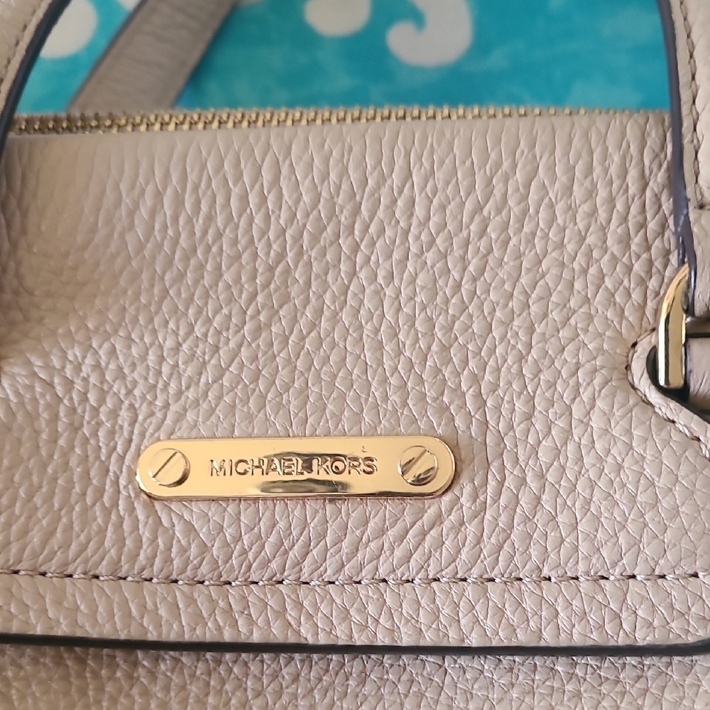 Stylish Taupe Shoulder Bag - Picture 3 of 3